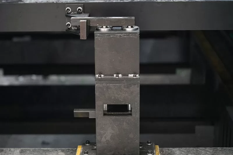 2560SP yuksek hassasiyetli metal lazer kesim makinesi (4)